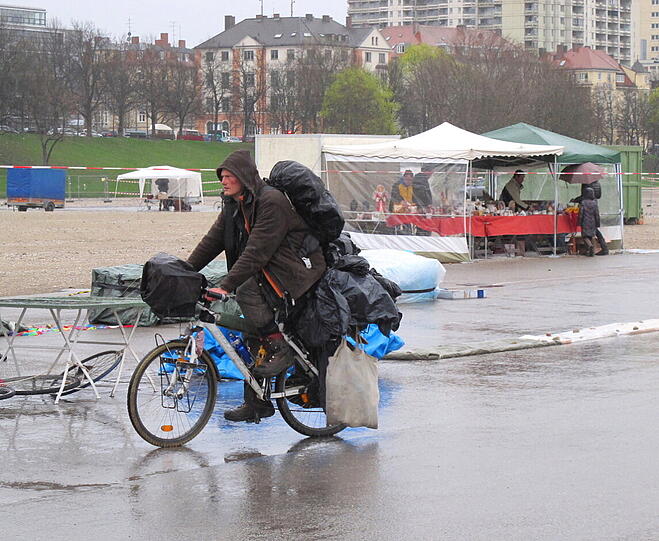 2000 Aussteller, 20000 erwartete Besucher: Am Samstag findet auf der Theresienwiese wieder der größte Flohmarkt Bayerns statt. Die ersten Flohmarktverkäufer trotzen Regen und Kälte und haben sich schon die besten Plätze gesichert. Die AZ zeigt die besten Bilder!