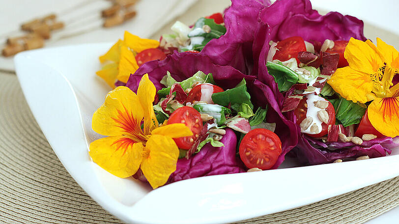 Salate lassen sich hervorragend mit frischen Blüten verfeinern