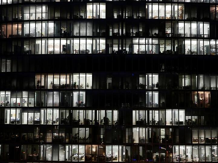 In diesem Bürogebäude leisten die Mitarbeiter viele Überstunden: Nach einem EuGH-Urteil sollen Arbeitgeber verpflichtet werden, die gesamte Arbeitszeit ihrer Beschäftigten systematisch zu erfassen.
