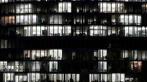 In diesem Bürogebäude leisten die Mitarbeiter viele Überstunden: Nach einem EuGH-Urteil sollen Arbeitgeber verpflichtet werden, die gesamte Arbeitszeit ihrer Beschäftigten systematisch zu erfassen.