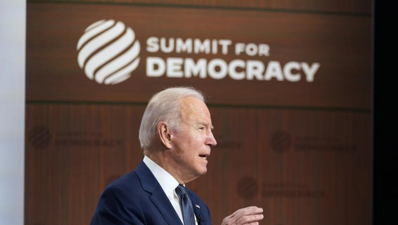 Joe Biden, Präsident der USA, spricht im South Court Auditorium des Weißen Hauses bei der Eröffnung des zweitägigen virtuellen "Gipfels für Demokratie".