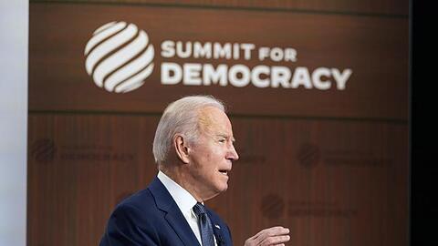 Joe Biden, Präsident der USA, spricht im South Court Auditorium des Weißen Hauses bei der Eröffnung des zweitägigen virtuellen "Gipfels für Demokratie".