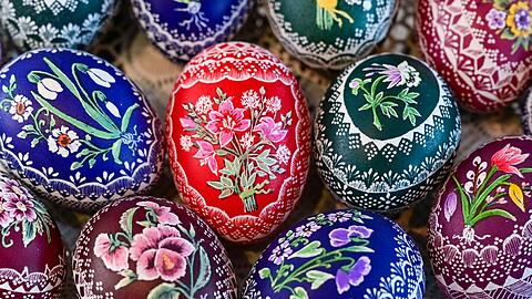 Bunte Eier sind ein fester Bestandteil von Osterbräuchen.