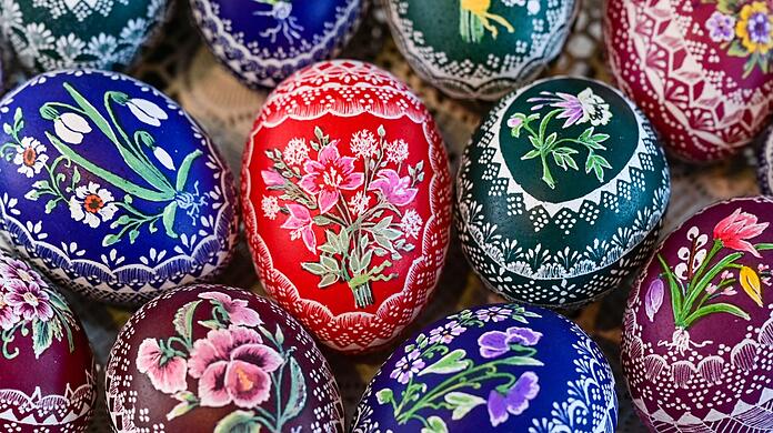 Bunte Eier sind ein fester Bestandteil von Osterbräuchen.