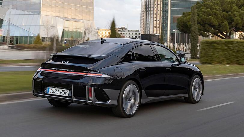 Starker Abgang: Der Ioniq 6 hat eine geschwungene Heckpartie mit gleich zwei Spoilern.