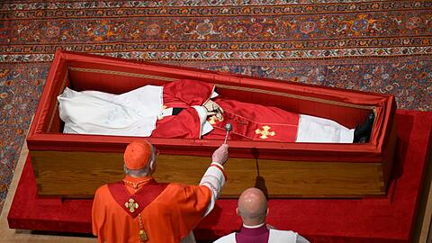 Vor dem Schließen des Sarges segnet der Camerlengo Joseph Farrell den gestorbenen Papst.