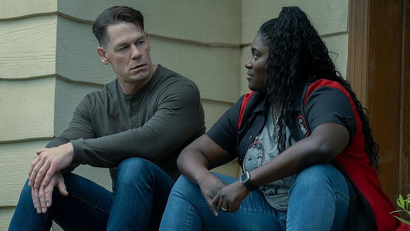 In Staffel zwei häufiger ohne Helm zu sehen: John Cena als Peacemaker.