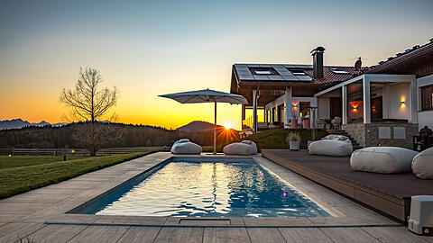 Die Villa im Allgäu wird mit der Alleinlage und dem besonderen Ausblick beworben: Man kann bis zum Schloss Neuschwanstein schauen.