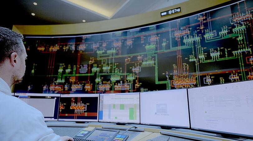 Das Stromnetz ist sensibel. Um seine Stabilität zu bewahren - die Frequenz von 50 Herz darf nicht abweichen, sonst kann das zu Abschaltungen führen - wird es rund um die Uhr überwacht. Das Foto zeigt die Netzleitwarte in Pulheim-Brauweiler des Übertragungsnetzbetreibers Amprion. Das Stromnetz ist sensibel. Um seine Stabilität zu bewahren - die Frequenz von 50 Herz darf nicht abweichen, sonst kann das zu Abschaltungen führen - wird es rund um die Uhr überwacht. Das Foto zeigt die Netzleitwarte in Pulheim-Brauweiler des Übertragungsnetzbetreibers Amprion.