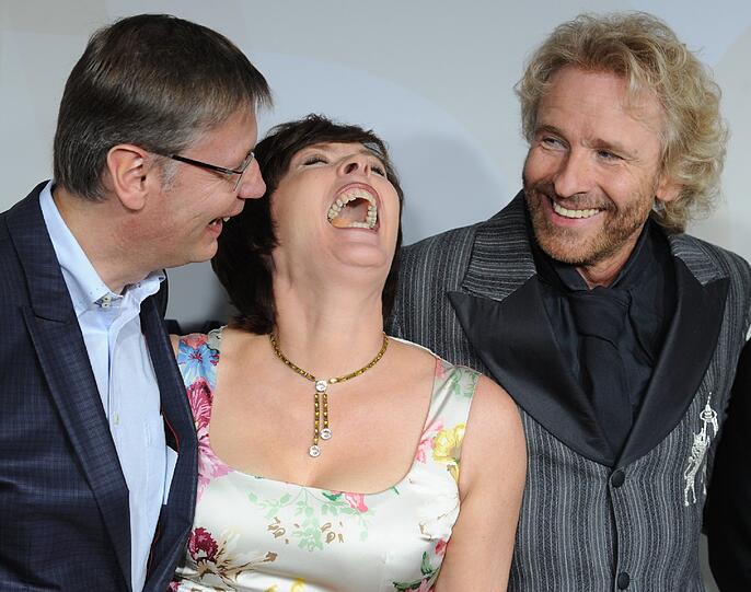 Der amüsierte sich auch mit Kollege Günther Jauch und dessen Frau Thea Sihler.