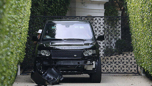 Ein bisschen demoliert sieht David Beckhams Range Rover aber schon aus.