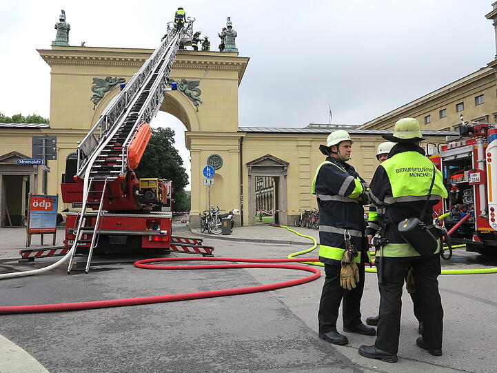 Blitzeinschlag beim Tor zum Hofgarten: Die Bilder vom Feuerwehreinsatz.