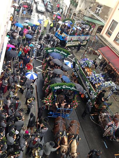 Regen auch in der Altstadt: Umara 11 Uhr beim Umzug am Sendlinger Tor.