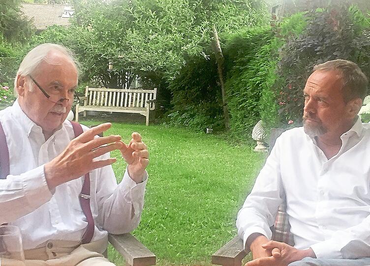 Gespräch im Garten: Dieter Hanitzsch (l.) mit AZ-Chefredakteur Michael Schilling.