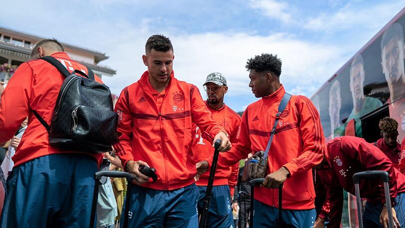 In Rottach-Egern endlich bei der Mannschaft: 80-Millionen-Neuzugang Lucas Hernández (2.v.l.).