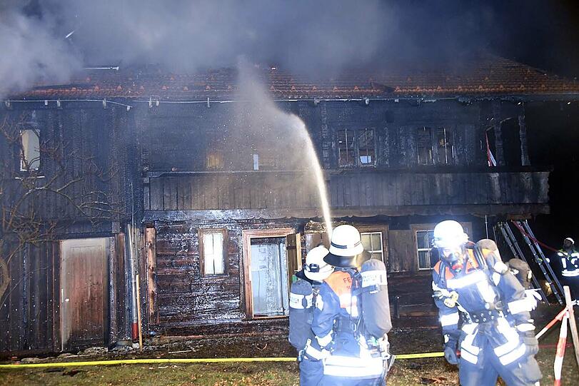 ...über hundert Einsatzkräfte kämpften gegen die Flammen.