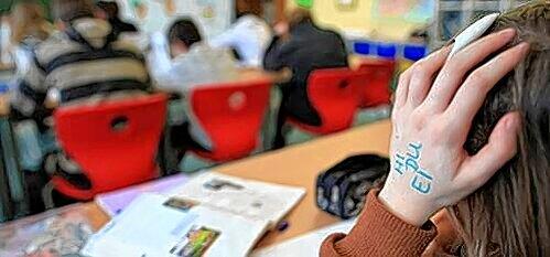 Ein Schulwechsel kann auch Nachteile haben. Deshalb sollte man diesen zuvor wirklich prüfen und muss dann einige Formalien beachten.