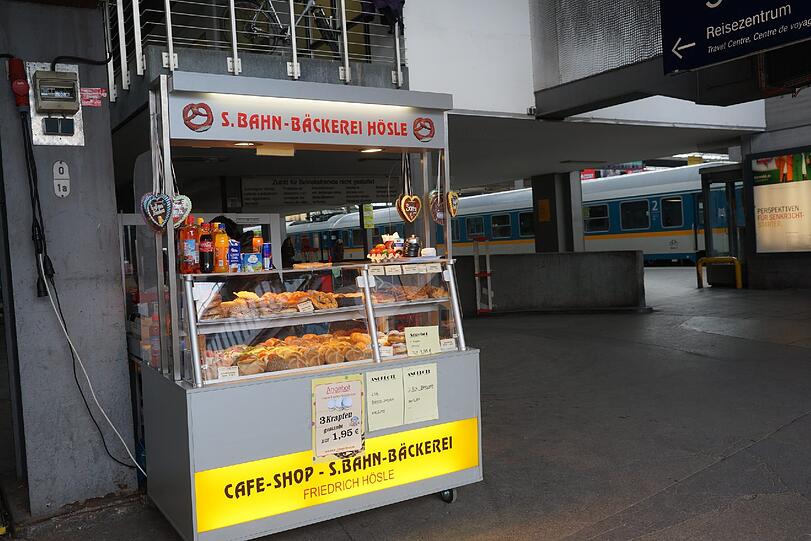 Viele Geschäfte im S-Bahnbereich mussten für den Umbau ausgelagert werden &ndash; einige müssen sich wohl noch bis September gedulden, bis sie wieder ins Zwischengeschoss ziehen dürfen. Die S-Bahn-Bäckerei Hösl hat ihren Stand provisorisch am Starnberger Flügelbahnhof.
