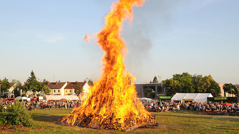Das Größte Münchner Sonnwendfeuer brennt lichterloh.
