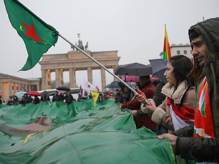 Kurden bei einer Demo gegen die türkische Militäroffensive in Nordsyrien.