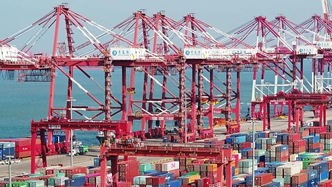 In dem Hafen von Qingdao stehen Container bereit zum Verladen (Archivbild).