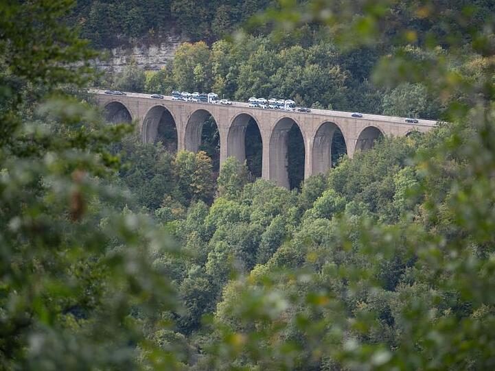 Autos fahren am Drackensteiner Hang auf der A8 über die Drachenlochbrücke. Foto: Marijan Murat