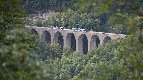 Autos fahren am Drackensteiner Hang auf der A8 über die Drachenlochbrücke. Foto: Marijan Murat