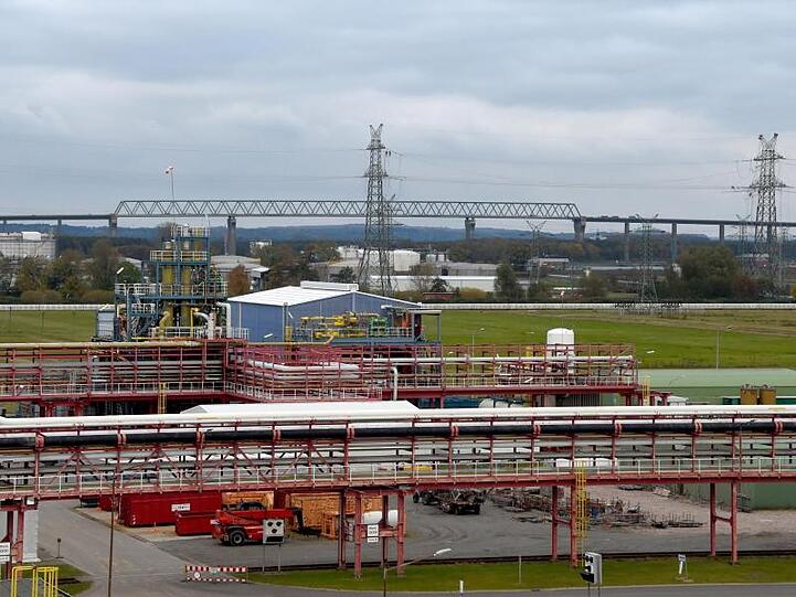 Blick auf das Gelände des Chemie-Unternehmens Covestro im Industriepark von Brunsbüttel.