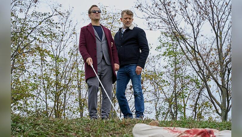 "Der Wien-Krimi: Blind ermittelt - Tod an der Donau": Alex (Philipp Hochmair, l.) und Niko (Andreas Guenther) untersuchen die Leiche.