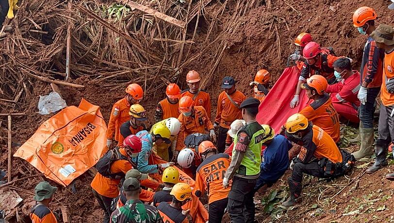 Die Behörden suchen nach Dutzenden Verschütteten.