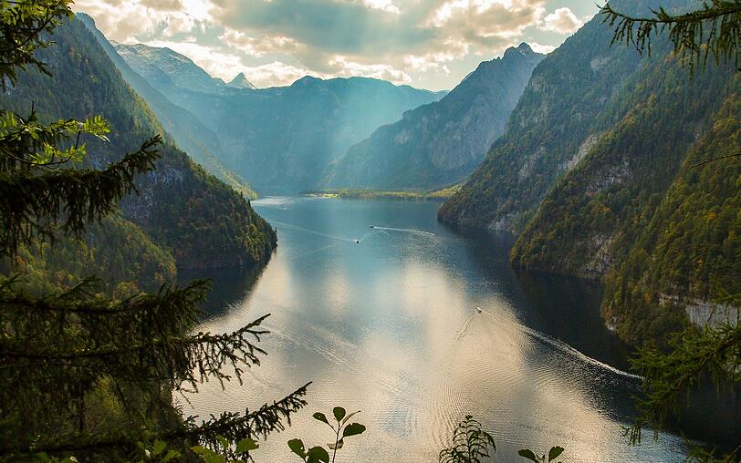 Der Nationalpark Berchtesgaden ist ein echtes Juwel unter den deutschen Nationalparks. Er lockt mit türkisblauen Seen, schneebedeckten Gipfeln und gut ausgebauten Wanderwegen - ideale Voraussetzungen für aktive Urlaubstage in traumhafter Alpenkulisse. Wer frische Bergluft, spektakuläre Landschaften und bayrische Gemütlichkeit sucht, ist hier genau richtig. Der Nationalpark Berchtesgaden ist ein echtes Juwel unter den deutschen Nationalparks. Er lockt mit türkisblauen Seen, schneebedeckten Gipfeln und gut ausgebauten Wanderwegen - ideale Voraussetzungen für aktive Urlaubstage in traumhafter Alpenkulisse. Wer frische Bergluft, spektakuläre Landschaften und bayrische Gemütlichkeit sucht, ist hier genau richtig.