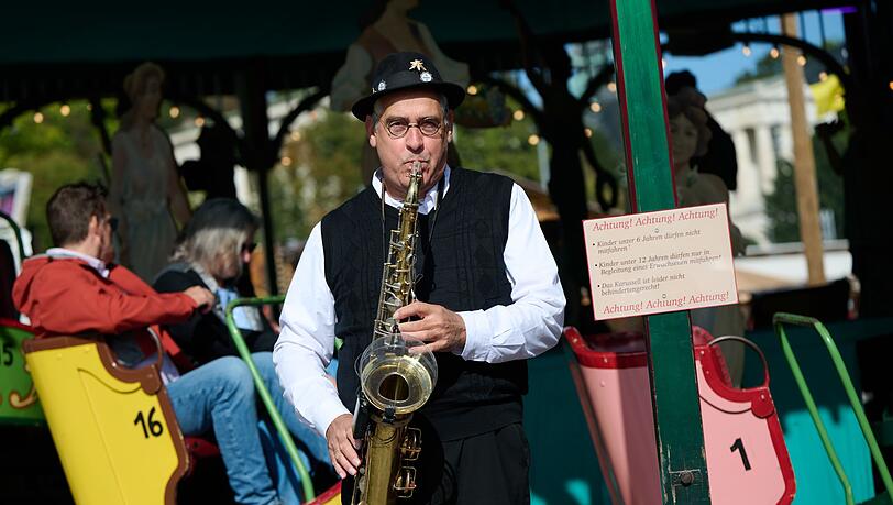 Gerne sorgt Toni Schleifer am Saxofon auch selbst für die passende Musik an seinem historischen Fahrgeschäft. Gerne sorgt Toni Schleifer am Saxofon auch selbst für die passende Musik an seinem historischen Fahrgeschäft.