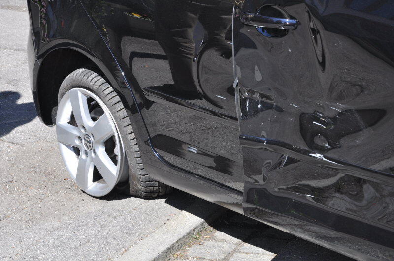 Ein Mercedesfahrer missachtet die Vorfahrt und knallt in einen VW.