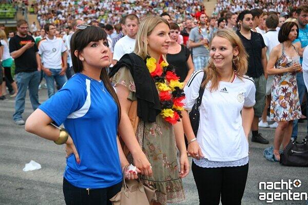 Public Viewing im Olympiastadion: So fieberten die Fans mit der deutschen Mannschaft.