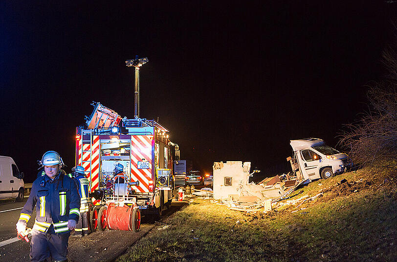 Bilder vom Unfallort in Altdorf: Auf der A3 kollidierte ein Wagen mit einem Wohnmobil, welches vollkommen zerfetzt wurde.