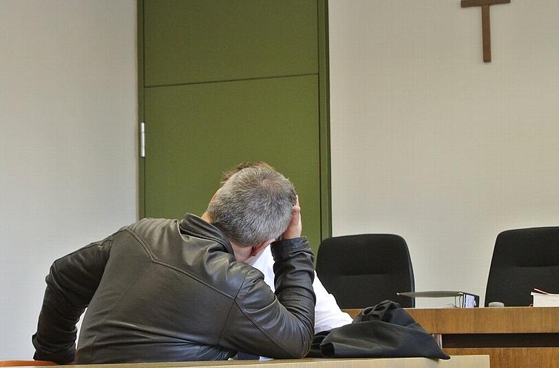 Enver S. (46) bespricht sich mit seinem Strafverteidiger Maximilian Pauls im Münchner Landgericht.