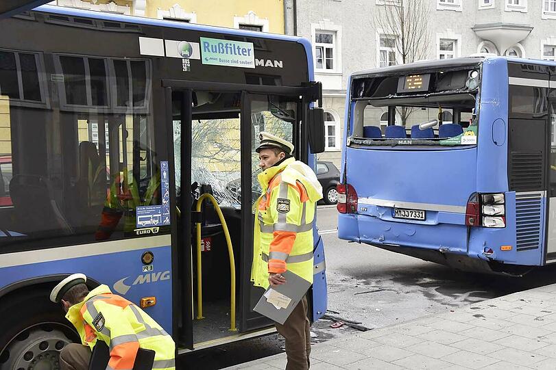 Auf der Plinganser Straße kollidieren zwei Linienbusse. Eine Stunde war sie komplett gesperrt.