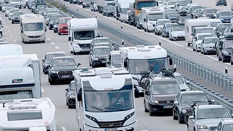 Fahrzeugkolonnen schieben sich über die Autobahn. Foto: Peter Steffen/dpa/Archiv