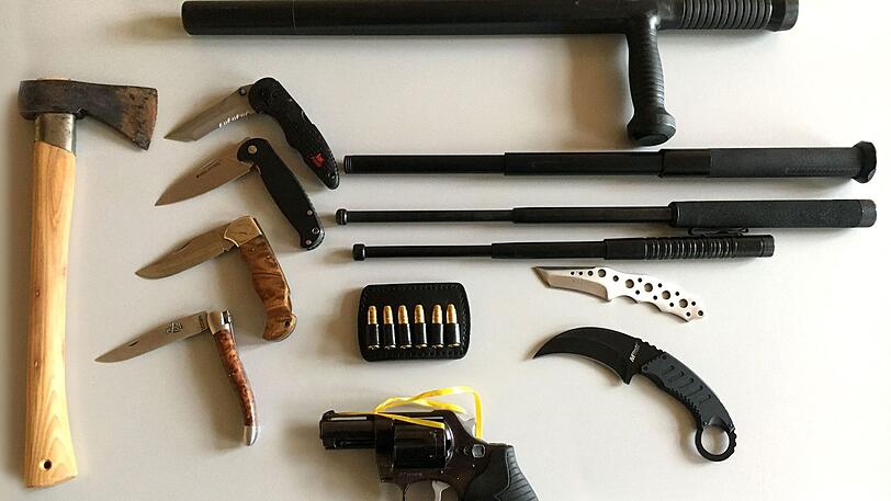 Diese Waffen stellte die Polizei bei einem Mann aus Landshut sicher.