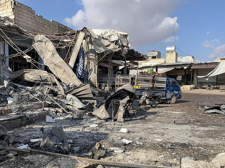Ein Markt in Idlib ist bei einem Luftangriff komplett verwüstet worden.