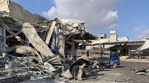 Ein Markt in Idlib ist bei einem Luftangriff komplett verwüstet worden.
