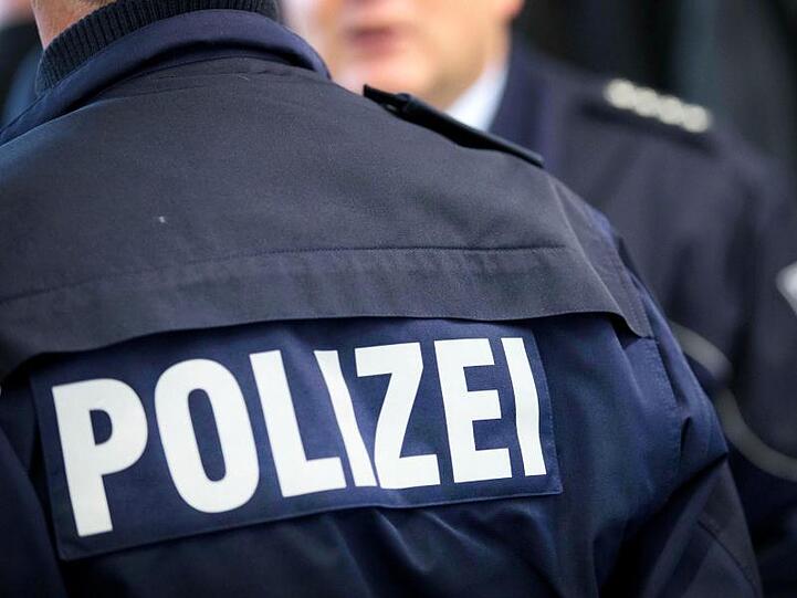 Zwei Polizisten stehen beieinander. Foto: Friso Gentsch/dpa/Symbolbild