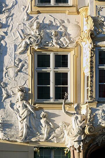 Was für eine Opulenz, was für ein Detailreichtum: Ausschnitt aus der Fassade des Asamhauses in der Sendlinger Straße.