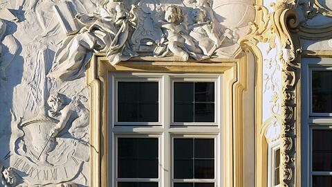Was für eine Opulenz, was für ein Detailreichtum: Ausschnitt aus der Fassade des Asamhauses in der Sendlinger Straße.