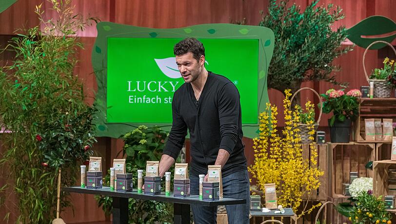 Michael Ballack präsentiert bei "Die Höhle der Löwen" das Pflanzenstärkungsmittel "Lucky Plant". Der Ex-Kicker erhofft sich ein Investment von 100.000 Euro für 20 Prozent der Anteile am Unternehmen. Michael Ballack präsentiert bei "Die Höhle der Löwen" das Pflanzenstärkungsmittel "Lucky Plant". Der Ex-Kicker erhofft sich ein Investment von 100.000 Euro für 20 Prozent der Anteile am Unternehmen.