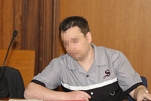 Marco S. (31) legte am Ende doch noch ein umfassendes Geständnis vor Gericht ab. Die schweren Vorwürfe prallten auch an ihm nicht spurlos ab. Als der Staatsanwalt die Anklageschrift verlas, verbarg er sein Gesicht hinter den Händen.