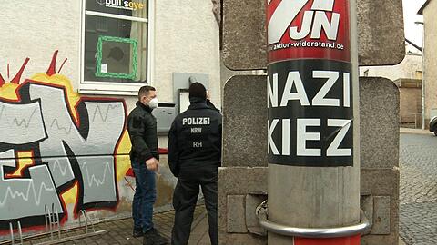 An einem Pfahl in Eisenach ist Anfang April 2022 ein Aufkleber mit der Aufschrift "Nazi Kiez" zu sehen. Ermittler gingen damals gegen mutmaßliche Rechtsextremisten vor.