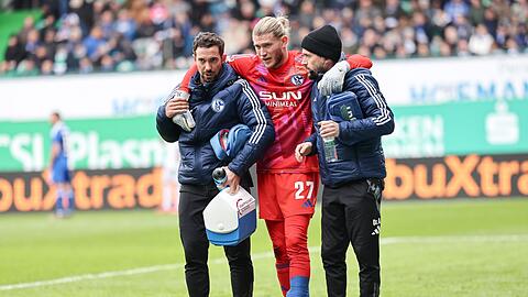 Torwart Loris Karius muss verletzt vom Feld.