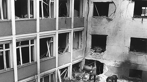 Die zerstörte Fassade des Funkhauses des Senders "Radio freies Europa" in München nach dem Bombenanschlag von 1981. (Archivbild)