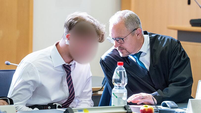 Knapp ein Jahr nach einem Axtangriff in einem ICE in Niederbayern hat der Prozess gegen den beschuldigten 21-j&auml;hrigen Syrer begonnen.